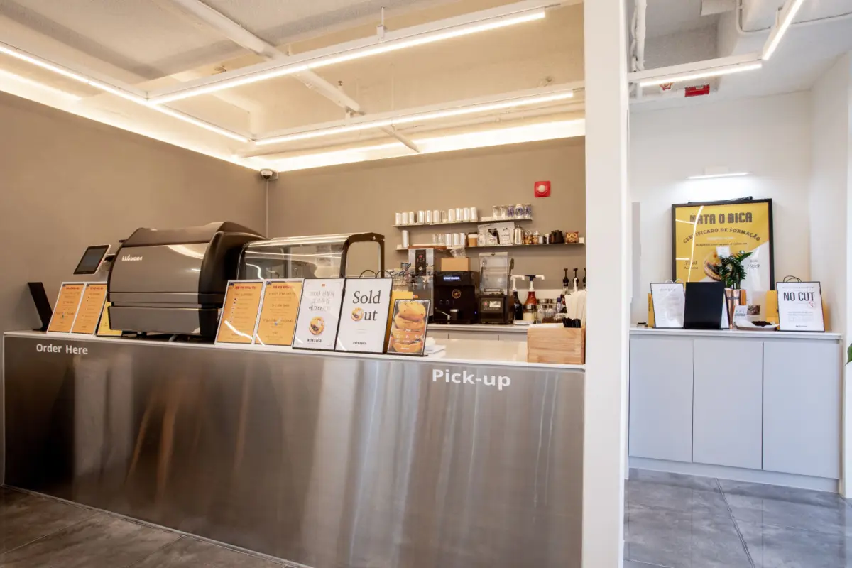 스테인리스 카운터가 돋보이는 미니멀 카페 부엔까미노